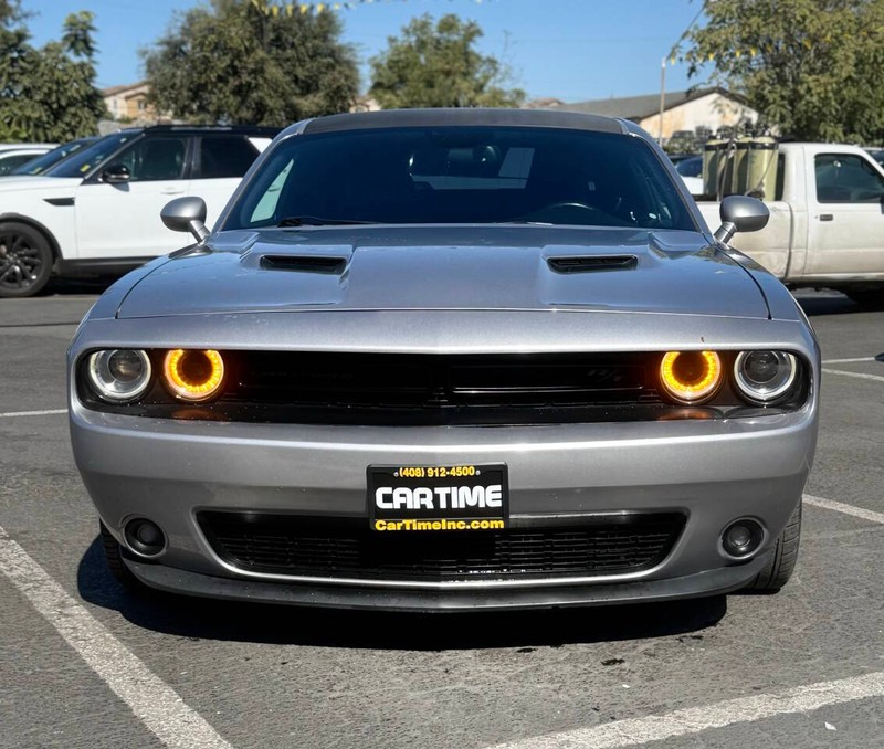 Dodge Challenger Vehicle Full-screen Gallery Image 02