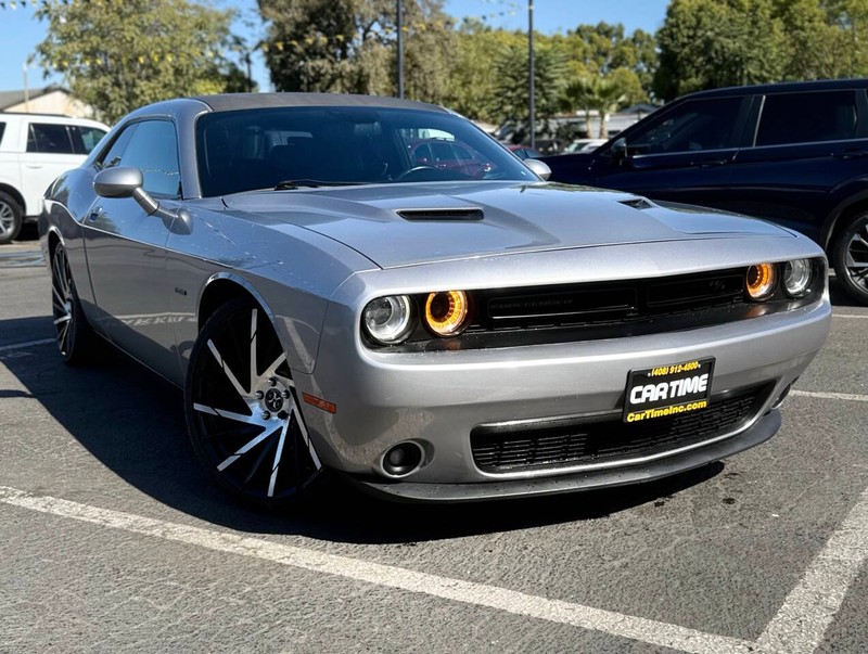Dodge Challenger Vehicle Full-screen Gallery Image 03