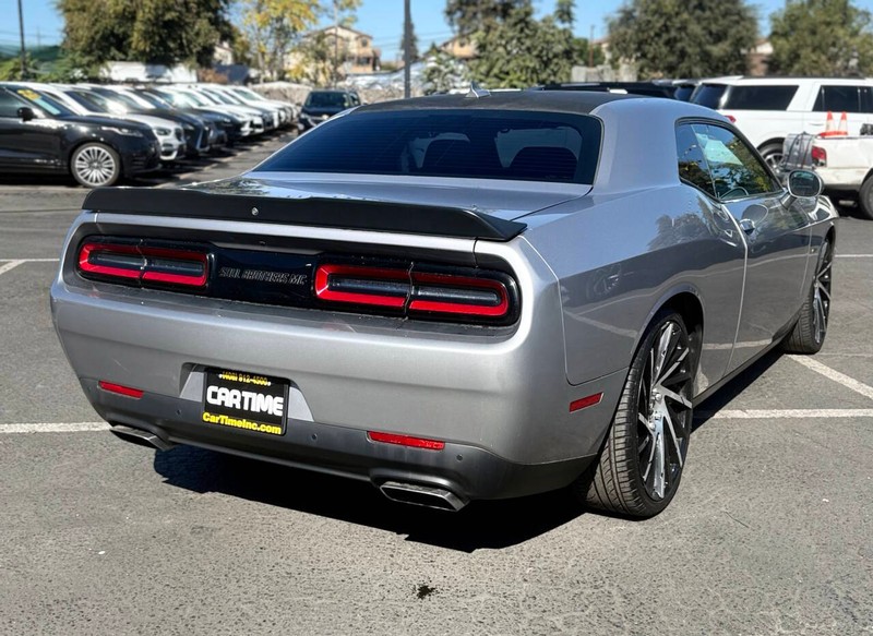 Dodge Challenger Vehicle Full-screen Gallery Image 04