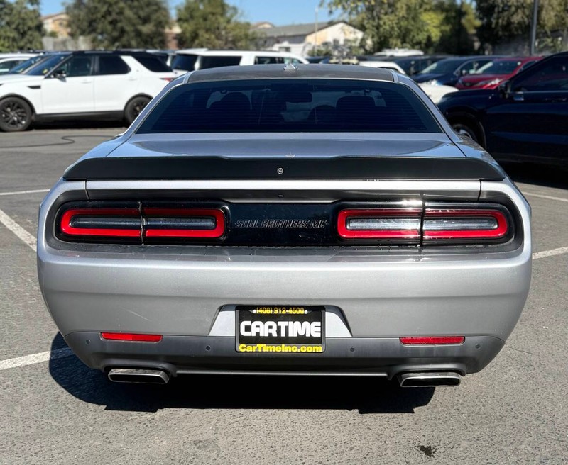 Dodge Challenger Vehicle Full-screen Gallery Image 05