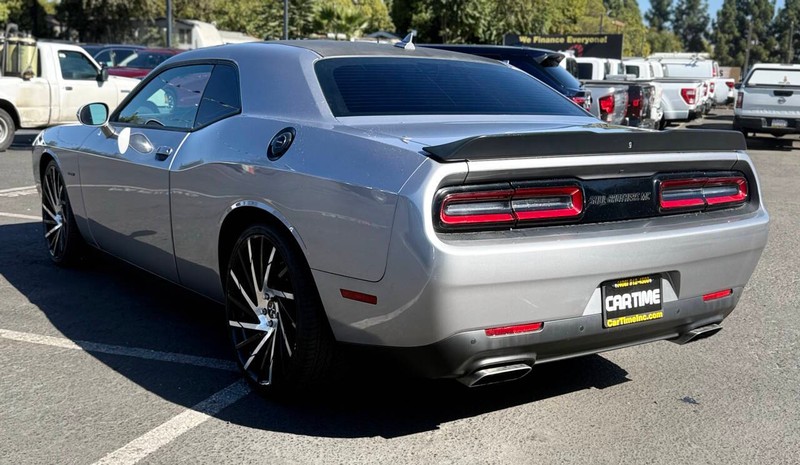 Dodge Challenger Vehicle Full-screen Gallery Image 06