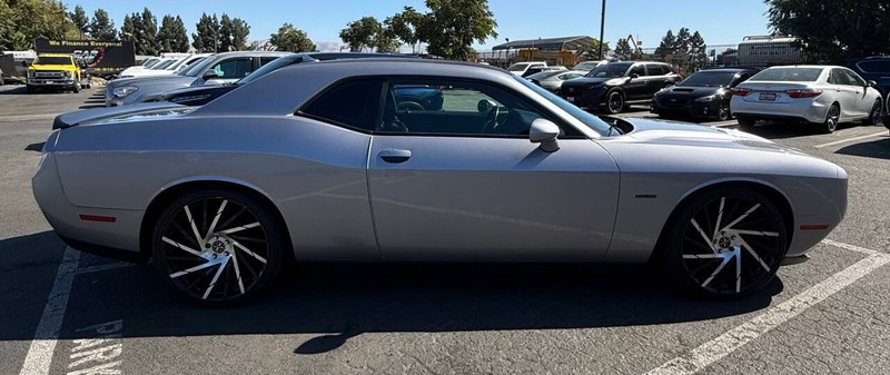Dodge Challenger Vehicle Full-screen Gallery Image 07