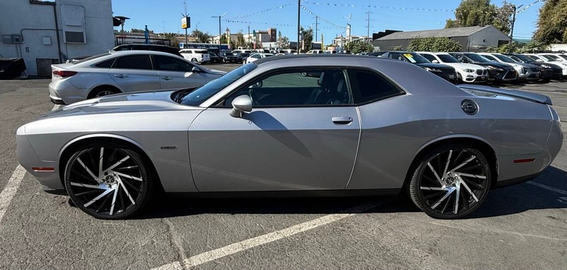 Dodge Challenger Vehicle Full-screen Gallery Image 08