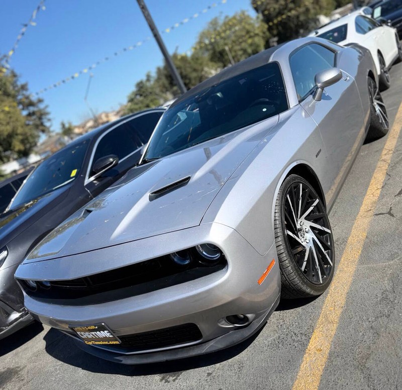 Dodge Challenger Vehicle Full-screen Gallery Image 09