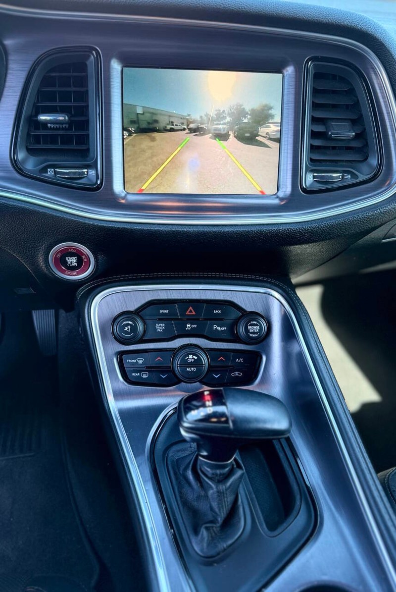Dodge Challenger Vehicle Full-screen Gallery Image 12