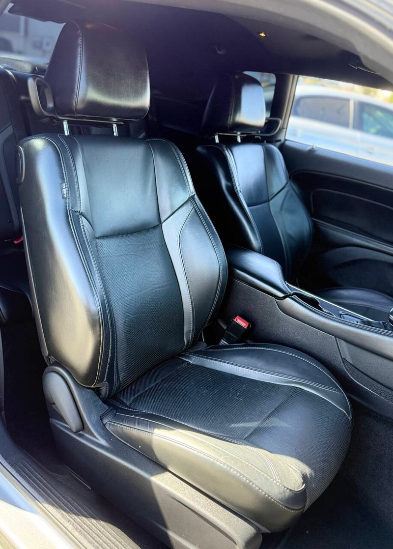 Dodge Challenger Vehicle Full-screen Gallery Image 14