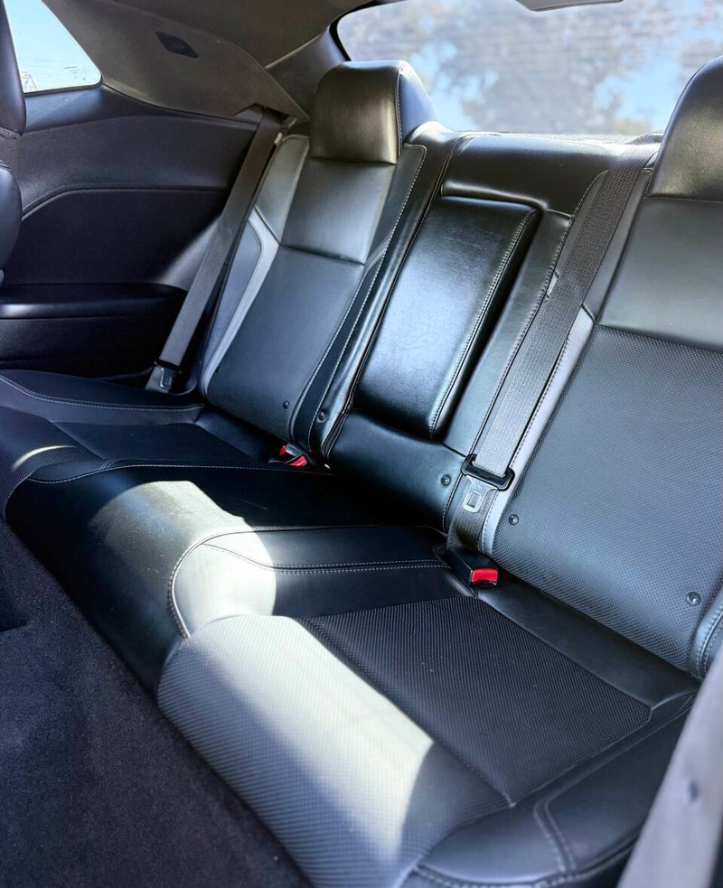 Dodge Challenger Vehicle Full-screen Gallery Image 15