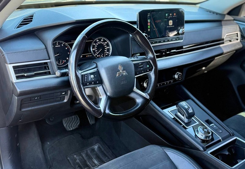 Mitsubishi Outlander Vehicle Full-screen Gallery Image 09