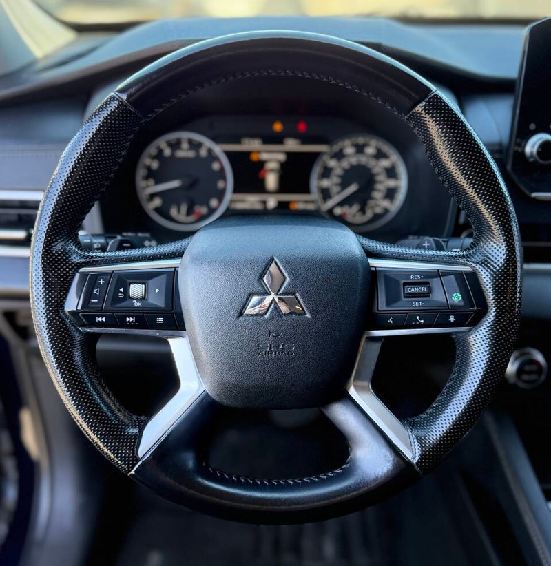 Mitsubishi Outlander Vehicle Full-screen Gallery Image 10