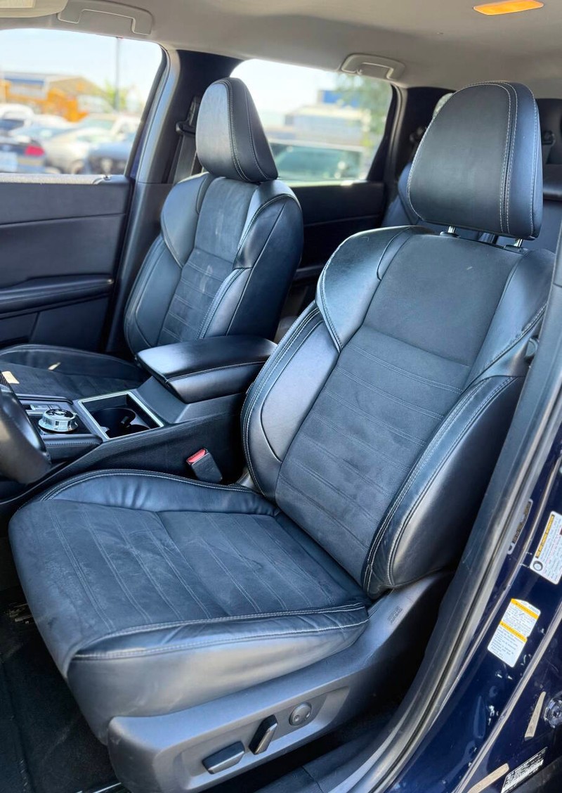 Mitsubishi Outlander Vehicle Full-screen Gallery Image 12