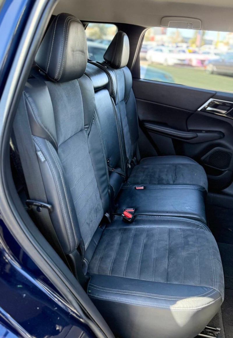 Mitsubishi Outlander Vehicle Full-screen Gallery Image 14