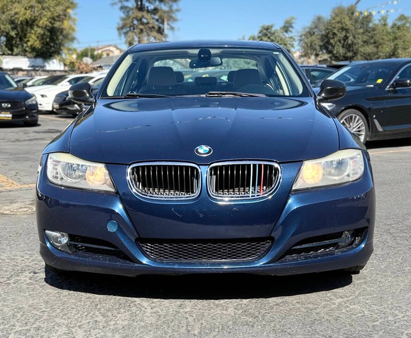 BMW 3 Series Vehicle Full-screen Gallery Image 02