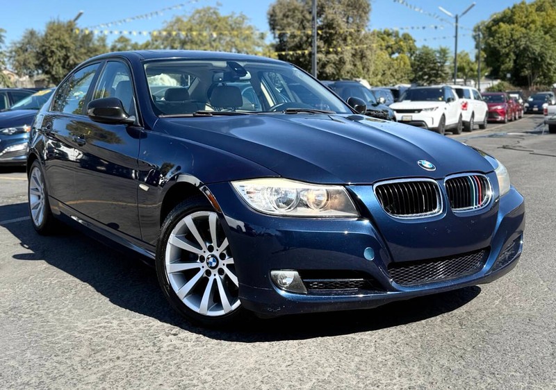 BMW 3 Series Vehicle Full-screen Gallery Image 03