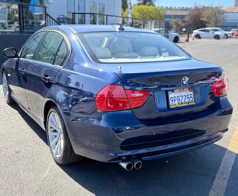 BMW 3 Series Vehicle Full-screen Gallery Image 04