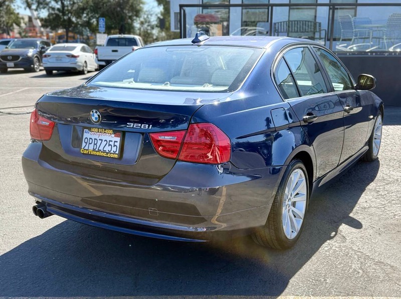 BMW 3 Series Vehicle Full-screen Gallery Image 06