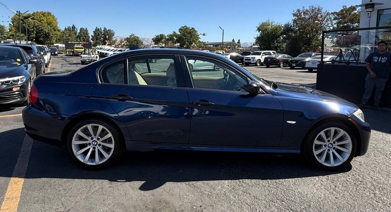 BMW 3 Series Vehicle Full-screen Gallery Image 07