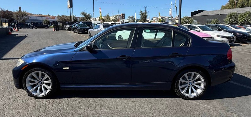 BMW 3 Series Vehicle Full-screen Gallery Image 08
