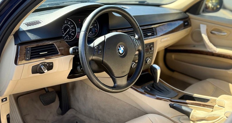 BMW 3 Series Vehicle Full-screen Gallery Image 09