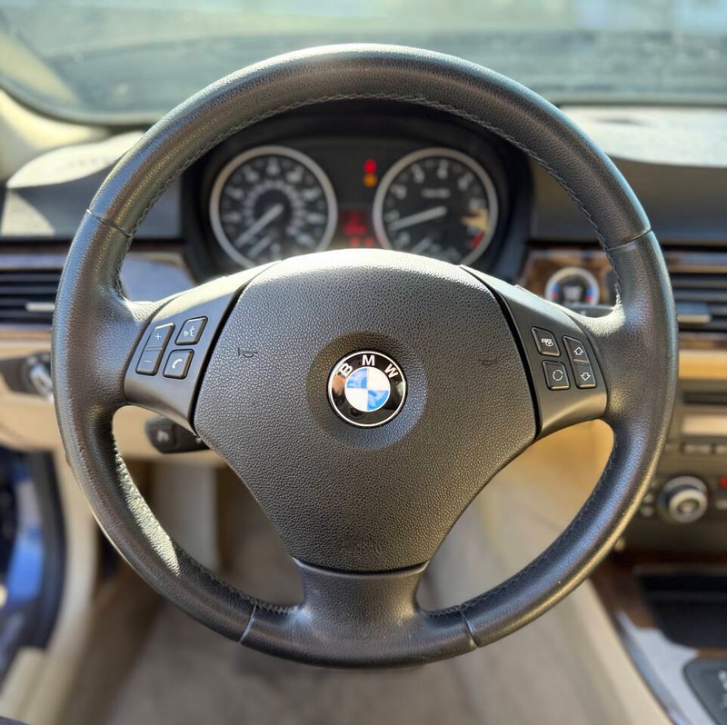 BMW 3 Series Vehicle Full-screen Gallery Image 10