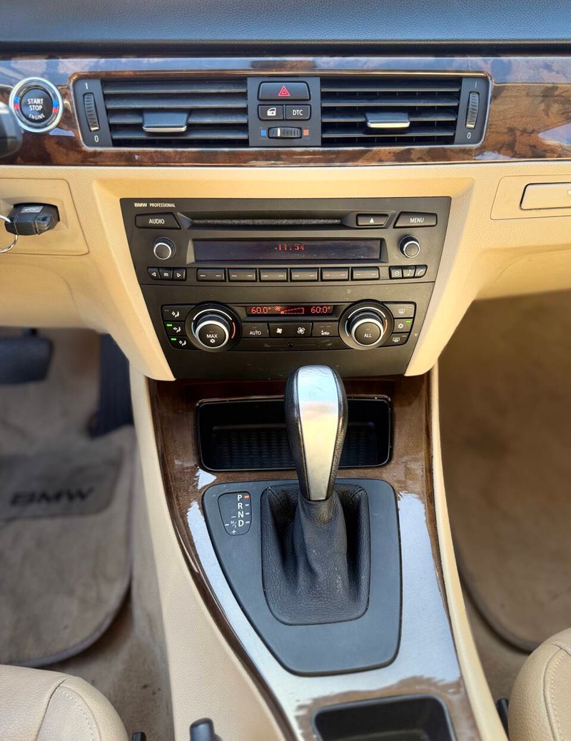 BMW 3 Series Vehicle Full-screen Gallery Image 11