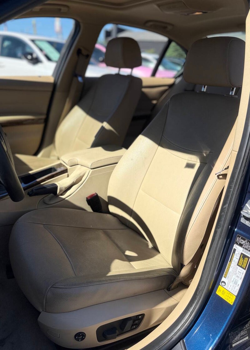 BMW 3 Series Vehicle Full-screen Gallery Image 12