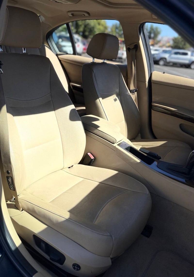 BMW 3 Series Vehicle Full-screen Gallery Image 13