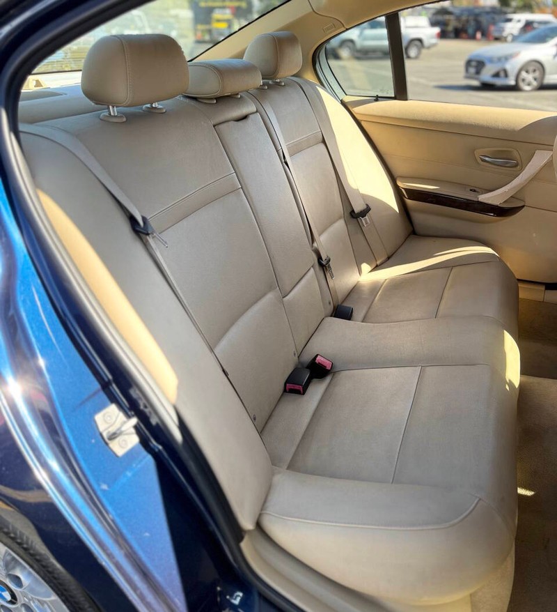BMW 3 Series Vehicle Full-screen Gallery Image 14