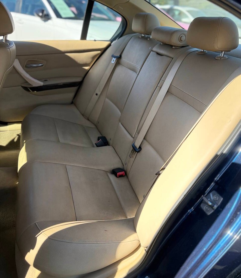 BMW 3 Series Vehicle Full-screen Gallery Image 15