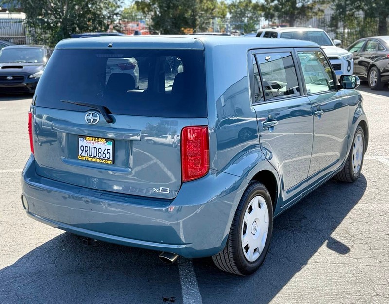 Scion xB Vehicle Full-screen Gallery Image 04