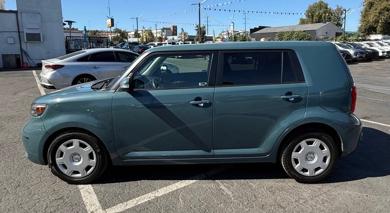 Scion xB Vehicle Full-screen Gallery Image 06