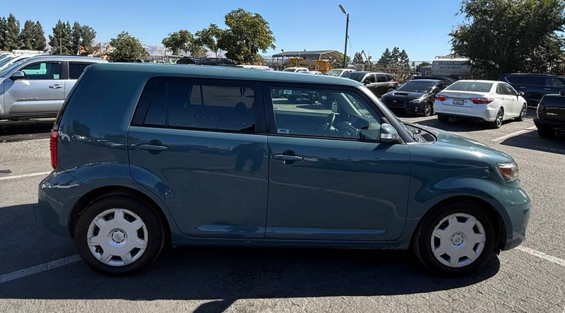 Scion xB Vehicle Full-screen Gallery Image 07