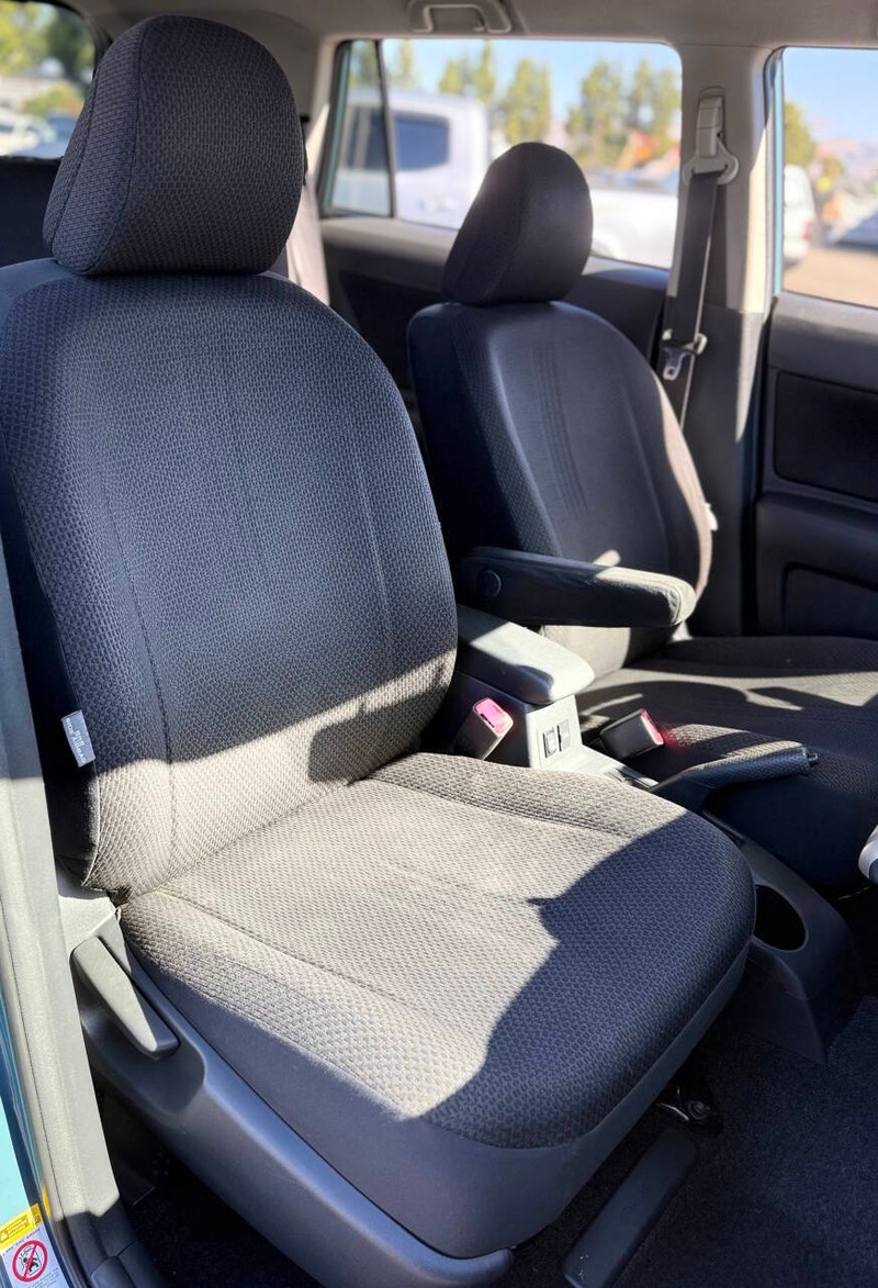 Scion xB Vehicle Full-screen Gallery Image 10