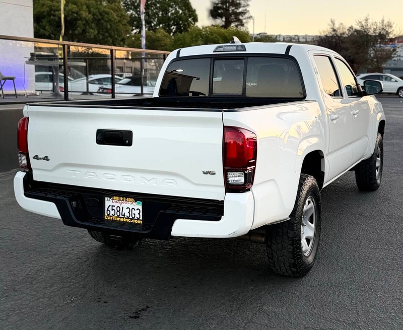 Toyota Tacoma 4WD Vehicle Full-screen Gallery Image 04