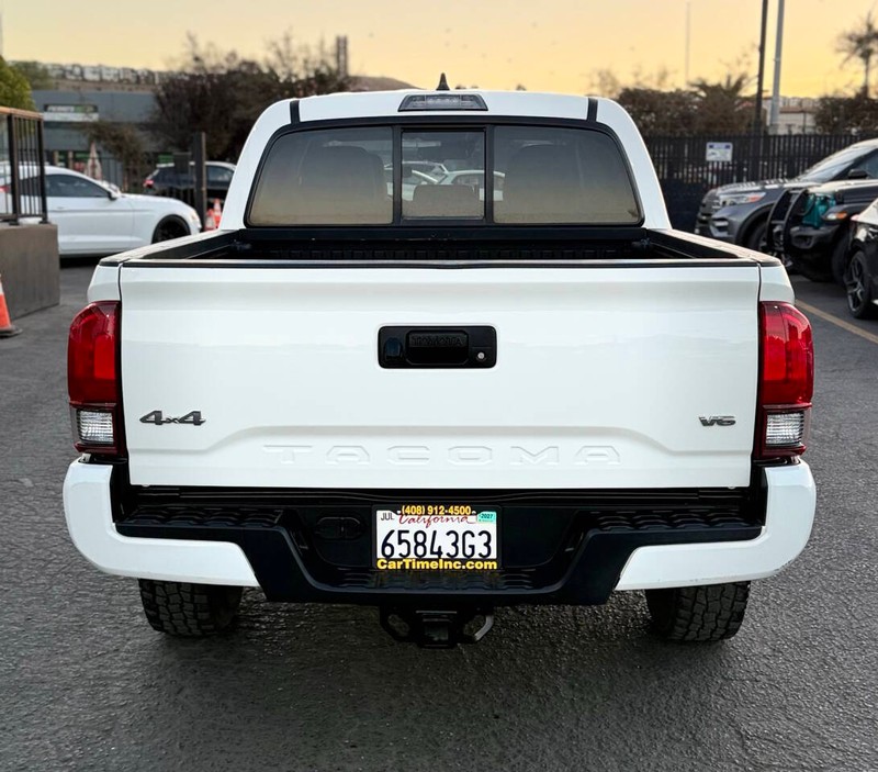 Toyota Tacoma 4WD Vehicle Full-screen Gallery Image 05