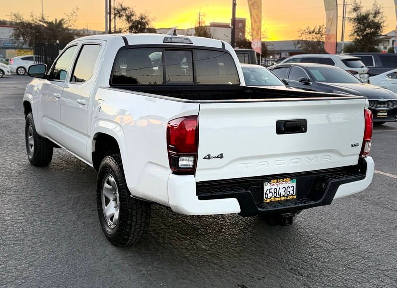 Toyota Tacoma 4WD Vehicle Full-screen Gallery Image 06