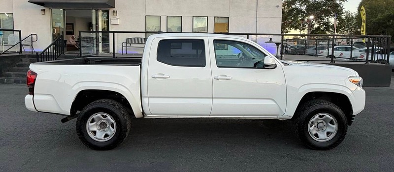Toyota Tacoma 4WD Vehicle Full-screen Gallery Image 08