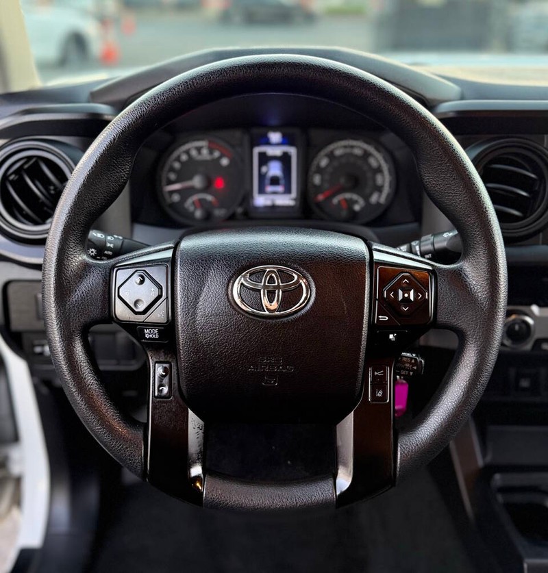 Toyota Tacoma 4WD Vehicle Full-screen Gallery Image 10