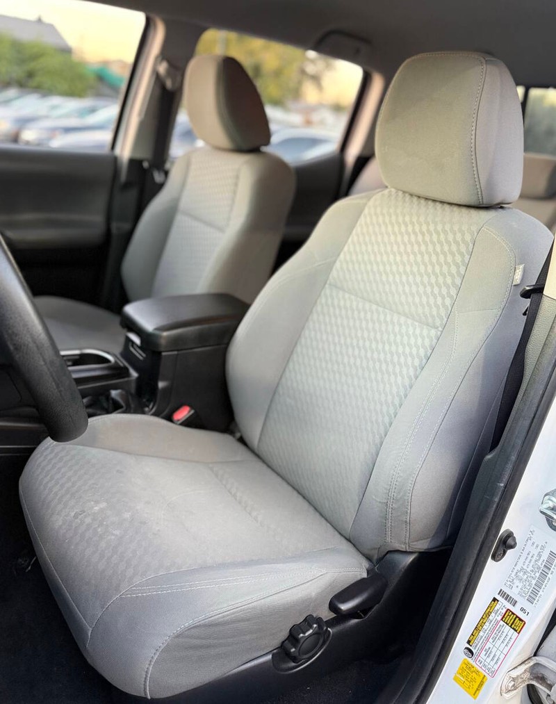 Toyota Tacoma 4WD Vehicle Full-screen Gallery Image 11