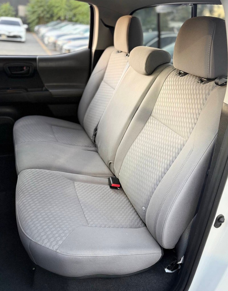 Toyota Tacoma 4WD Vehicle Full-screen Gallery Image 13