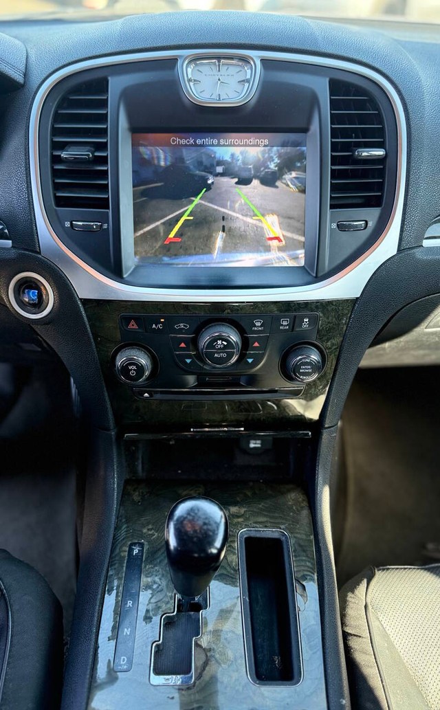 Chrysler 300 Vehicle Full-screen Gallery Image 11