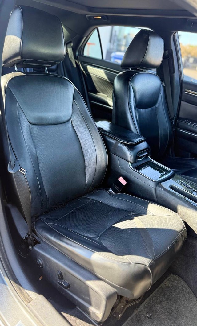 Chrysler 300 Vehicle Full-screen Gallery Image 13