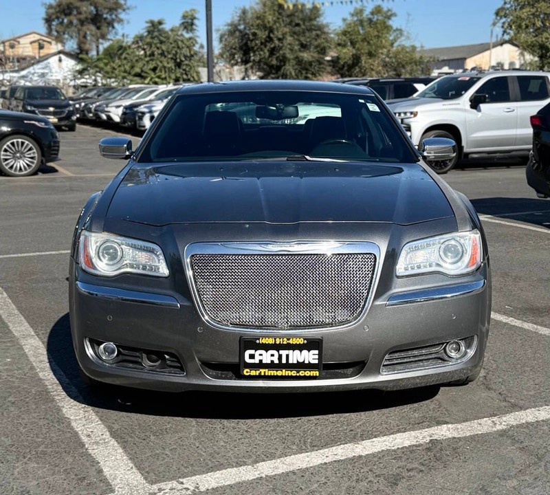 Chrysler 300 Vehicle Full-screen Gallery Image 02
