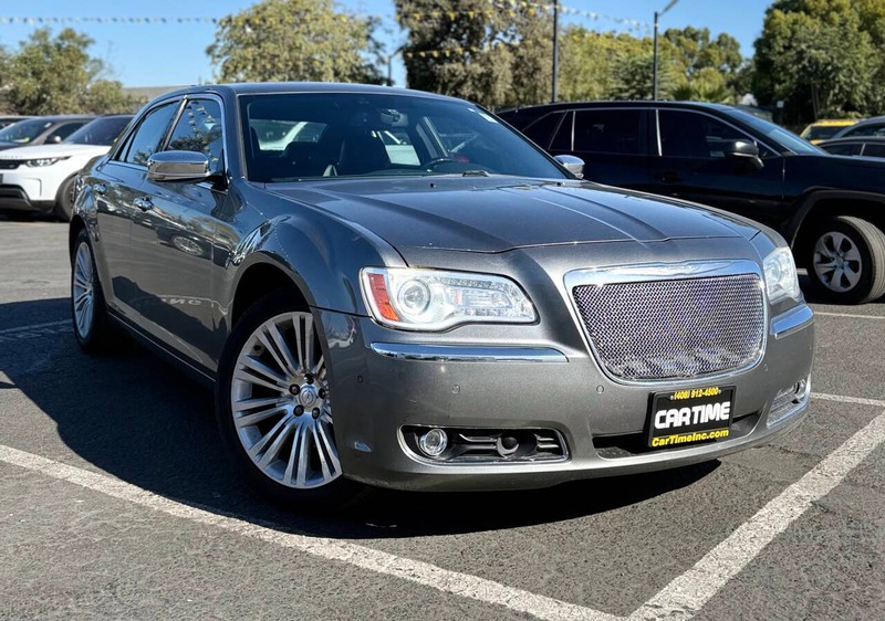 Chrysler 300 Vehicle Full-screen Gallery Image 03