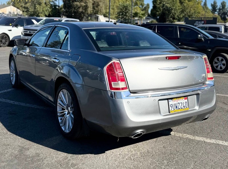 Chrysler 300 Vehicle Full-screen Gallery Image 04