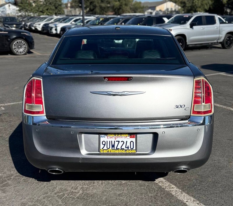 Chrysler 300 Vehicle Full-screen Gallery Image 05