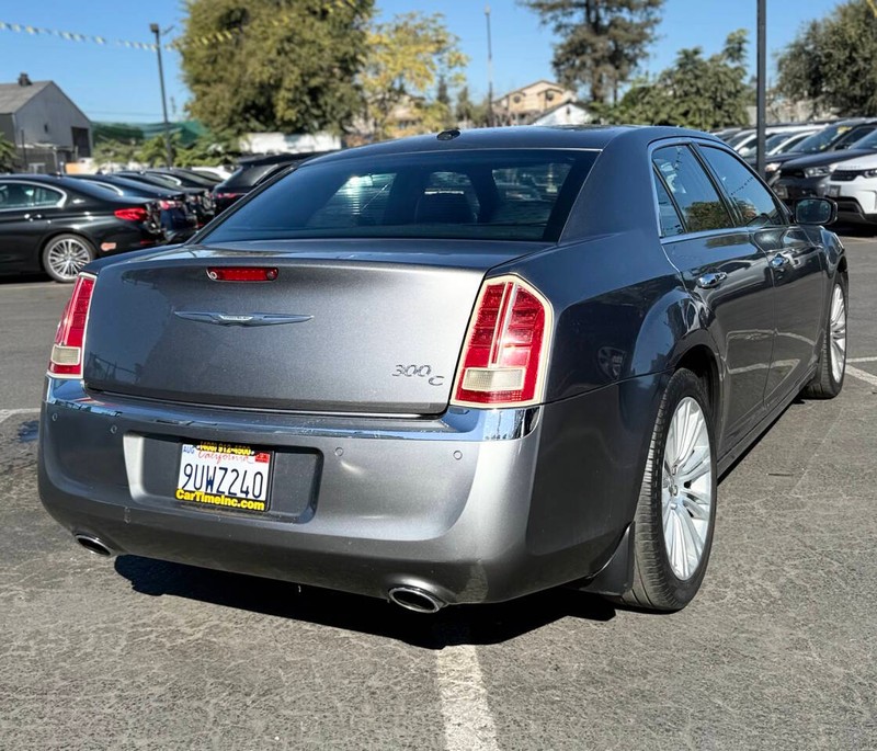 Chrysler 300 Vehicle Full-screen Gallery Image 06