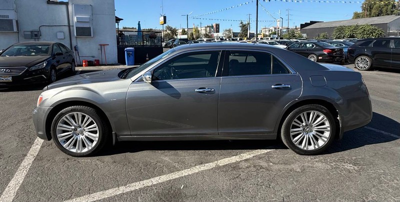 Chrysler 300 Vehicle Full-screen Gallery Image 07