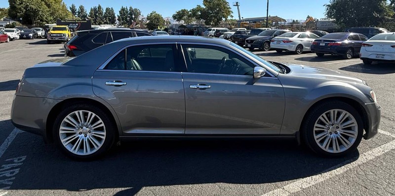 Chrysler 300 Vehicle Full-screen Gallery Image 08