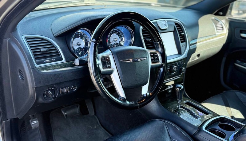 Chrysler 300 Vehicle Full-screen Gallery Image 09