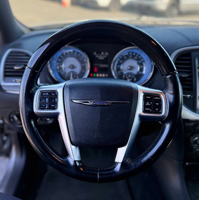 Chrysler 300 Vehicle Full-screen Gallery Image 10